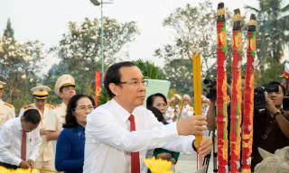 Lãnh đạo TPHCM dâng hương tưởng niệm Anh hùng liệt sĩ, Mẹ Việt Nam anh hùng