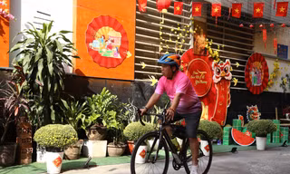 Những hẻm phố rực rỡ sắc xuân ở trung tâm TPHCM