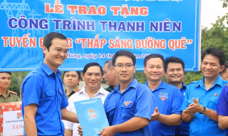 Bí thư T.Ư Đoàn thăm, tặng quà chiến sỹ Mùa hè xanh tại Bình Phước