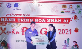 'Hành trình hoa nhân ái' chia sẻ quà ấm tình với bà con vùng khó Đắk Nông
