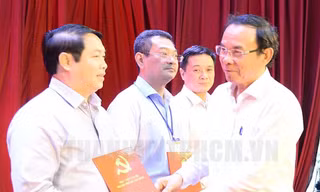 Bí thư Thành ủy TPHCM: Mỗi cán bộ cống hiến hết mình cho sự phát triển của thành phố