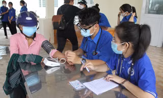 Hành trình 'Hoa nhân ái' chăm lo trẻ em, người dân khó khăn 