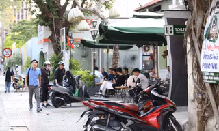 Hàng quán khu trung tâm TPHCM rộng cửa đón khách đến... 'giải quyết nỗi lòng’