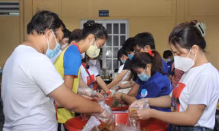 Nữ sinh hoa khôi Hutech cùng tình nguyện viên chuẩn bị bữa sáng cho bác sĩ, nhân viên y tế
