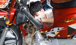 Nam sinh sửa xe miễn phí cho bạn bè ở ký túc xá 