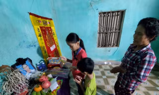 Ba bà cháu bên bàn thờ của chị Thùy