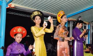Dịch vụ ca Huế trên sông Hương vẫn lộn xộn