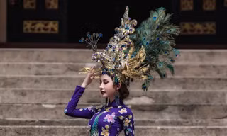 'Lộ diện' áo dài 'chim khổng tước' tại Miss Asia World của Chi Nguyễn