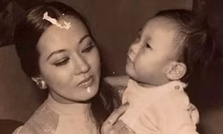 Bé Cúc Cu (Hà Linh) - con trai cố nghệ sĩ Thanh Nga trong vòng tay mẹ. Ảnh tư liệu.