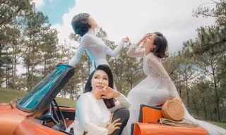 Trong khung cảnh của Đà Lạt cổ xưa và đầy bí ẩn, 3 nghệ sĩ thuộc 3 thế hệ khác nhau khoác lên mình những bộ áo dài với thiết kế đặc trưng của một thời kỳ.