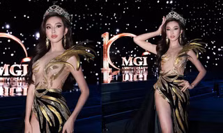 Mặc váy lông vũ xuyên thấu, Thuỳ Tiên đẹp tựa 'nữ thần' bên thí sinh Miss Grand Thái Lan