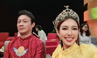 Biểu cảm của MC Anh Tuấn khi lần đầu chụp ảnh với Hoa hậu Thuỳ Tiên khiến fan bật cười