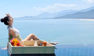 Hoa hậu Jennifer Phạm mặc bikini lưới, khoe vóc dáng nóng bỏng trên biển 