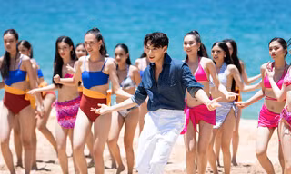 Dàn thí sinh Miss World Vietnam 2022 khoe dáng nóng bỏng với bikini bên nam ca sĩ Isaac