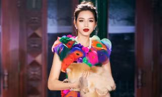 Đỗ Thị Hà gặp sự cố trên sàn catwalk