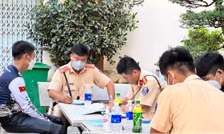 CLIP: Vây bắt dàn mô tô 'khủng' chạy tốc độ cao vào đường cấm