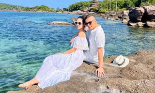 Jennifer Phạm khoe vai trần quyến rũ, tình tứ bên ông xã trên biển dịp đầu năm mới 