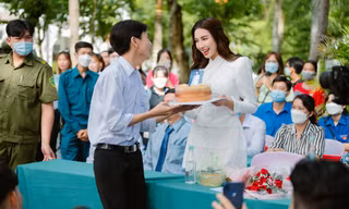 Thuỳ Tiên bị 'vây kín', được fans tặng bánh bông lan trứng muối khi về diễn thuyết ở An Giang 