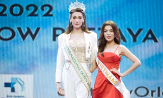 Đương kim HH chuyển giới quốc tế gây sốc với chiều cao khủng, 'dìm hàng' dàn thí sinh khi trao sash