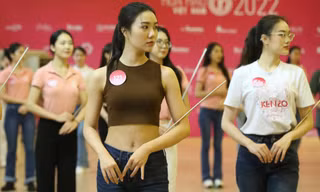 Thí sinh Hoa hậu Việt Nam khoe eo thon trên sàn tập