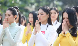 Top 35 Hoa hậu Việt Nam mặc áo dài dâng hoa ở tượng đài Bác Hồ 