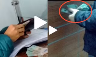 Người dân lấy tiền gói vào giấy A4 rồi đưa cho cán bộ hải quan