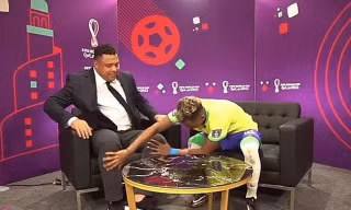 Rodrygo vuốt chân Ronaldo.