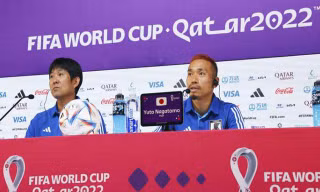 Hậu vệ Yuto Nagatomo cùng HLV Hajime Moriyasu trả lời phỏng vấn trước trận đấu.