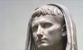 Bức tượng bằng đá cẩm thạch của Hoàng đế Augustus tại Bảo tàng Khảo cổ Quốc gia ở Rome, Italia. Ảnh: Newsweek.