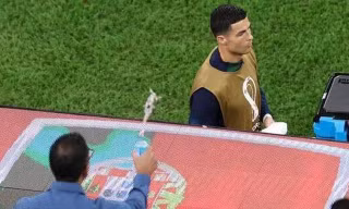 CĐV tạt nước vào người Ronaldo.