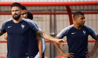 Olivier Giroud và Kylian Mbappe đang có xích mích.