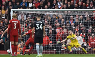 Đá hỏng phạt đền, Salah vẫn xô đổ kỷ lục của Drogba