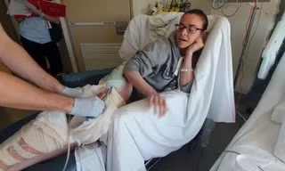 Chantelle Doyle, 35 tuổi đã kể lại việc cô bị cá mập trắng lớn tấn công khi đang lướt sóng vào năm 2020.