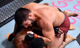 Rizvan Kuniev hạ knock-out đối thủ trong phút thi đấu thứ nhất của hiệp 3.