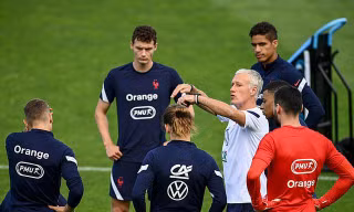 HLV Deschamps cùng các học trò.