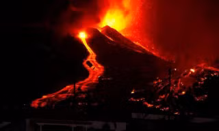 Núi lửa Cumbre Vieja phun trào dòng dung nham nóng bỏng xuống đảo La Palma của Tây Ban Nha. 