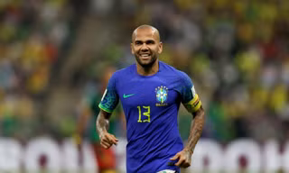 Brazil bại trận trước Cameroon, Daniel Alves vẫn lập nên kỷ lục mới