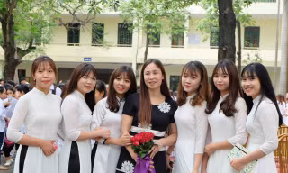 Cô Hà Thanh và học sinh trong dịp 20/11 năm trước.