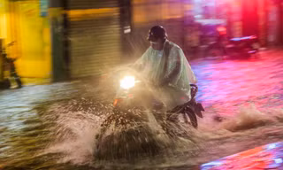Mưa lớn kéo dài trong hôm nay và ngày mai trên cả nước.