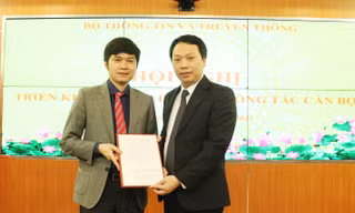 Thứ trưởng Nguyễn Huy Dũng (áo vest đen) trao quyết định biệt phái cho ông Phạm Quang Hiếu.