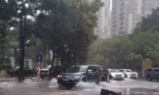 Mưa dông mở rộng ra nhiều vùng trên cả nước, nhiều nơi có mưa rất to