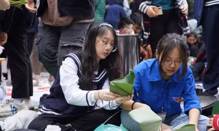 Trường học tổ chức lễ hội Xuân, gói bánh chưng tặng người nghèo