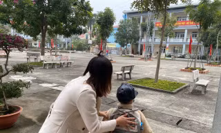 Phụ huynh cầm dao ép hiệu trưởng quỳ: Lỗ hổng an ninh trường học rất lớn 