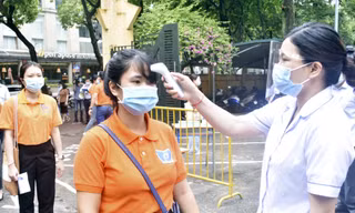 Thí sinh được phân luồng, đo nhiệt độ trước khi vào phòng thi. 