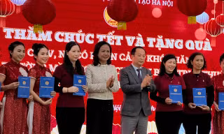 Hà Nội: Giáo viên có hoàn cảnh khó khăn được nhận quà Tết