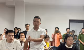 Vụ phụ huynh ‘quây’ trường ở Hà Nội: Yêu cầu nhà trường công khai danh sách học sinh đã tuyển 