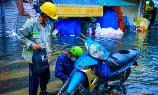Miền Nam, miền Trung đón mưa rất lớn, miền Bắc hửng nắng 