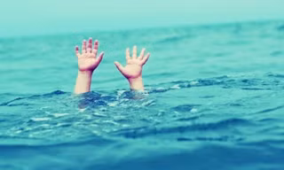 Trẻ đuối nước ở hồ bơi: Cảnh báo người lớn chỉ biết 'cắm mặt' vào điện thoại