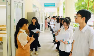 Căng thẳng thi vào lớp 10, đến muộn 15 phút sẽ không được dự thi