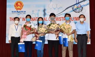 Đội tuyển Olympic Hoá học quốc tế năm 2021 chụp ảnh với lãnh đạo Bộ GD&ĐT. 